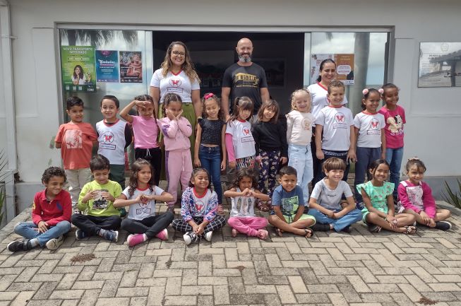 api-modulos/fotos/img/galeria_cat_culturais_490/490/13491/7 - VISITA GUIADA  CEMEI PREFEITO JOSÉ PORFÍRIO DE OLIVEIRA, PROF. VERÔNICA,À ESQ., E POLIANE, À DIR., 23.10.2025 (12).jpg